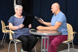 Grupa teatralna 26.08.2024 Terapeuta nagrywa mieszkankę recytującą wiersz.