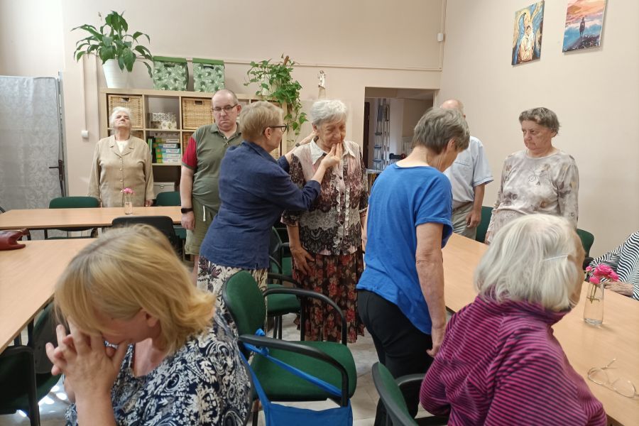 Seniorzy uczą się prawidłowej postawy, która umożliwia swobodne drgania strun głosowych.