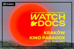 czerwona kropka podobna do zachodzącego słońca na tle szaroniebieskiego nieba i zielonej roślinności i napis: Plakat 22. Objazdowy Festiwal Filmowy WATCHDOCS Kraków Kino Paradox 26.09-29.09.2024 