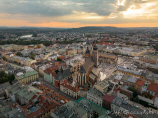 Rynek Główny centrum dachy powietrze niebo. Fot. Jan Graczyński