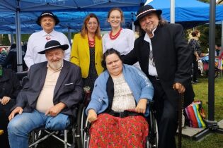 Piknik Integracyjny 10.09.2024 Sześcioro mieszkańców i pracowników pozuje do zdjęcia.