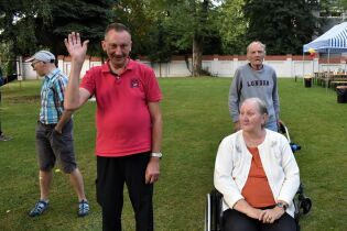 XXI Olimpiada Sportowa 11.09.2024 Troje mieszkańców na trawniku.