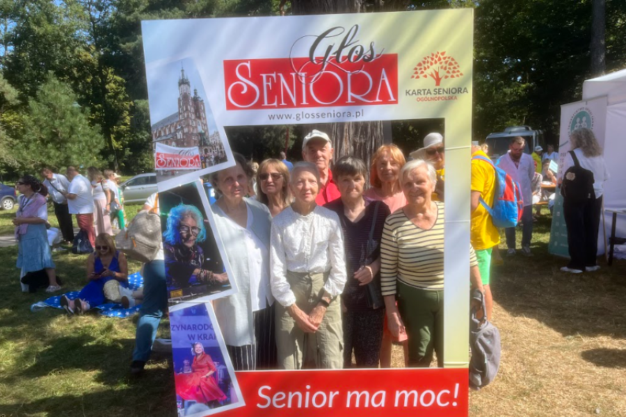 Grupa Uczestników ŚDS w ramce z napisem „Senior ma moc” 