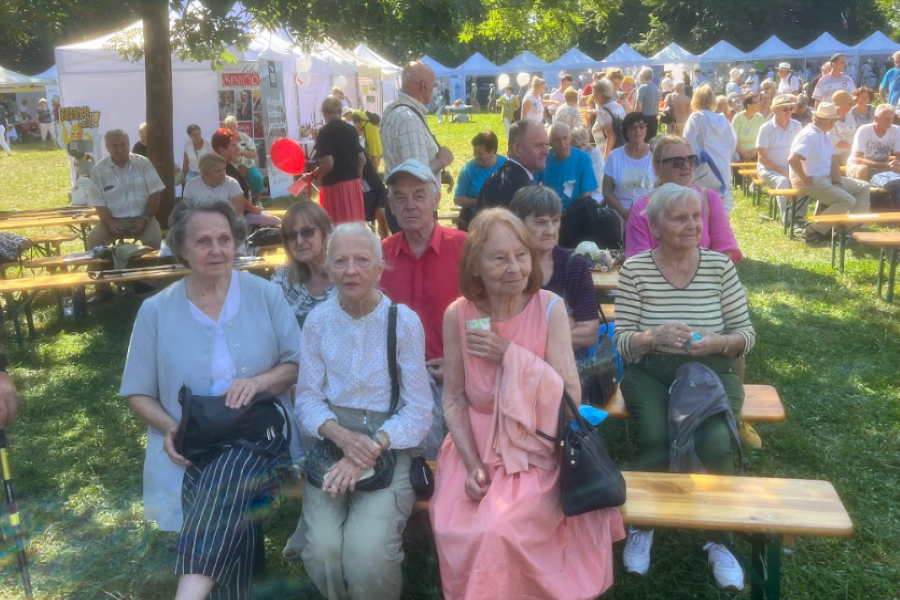 Seniorzy obserwują scenę