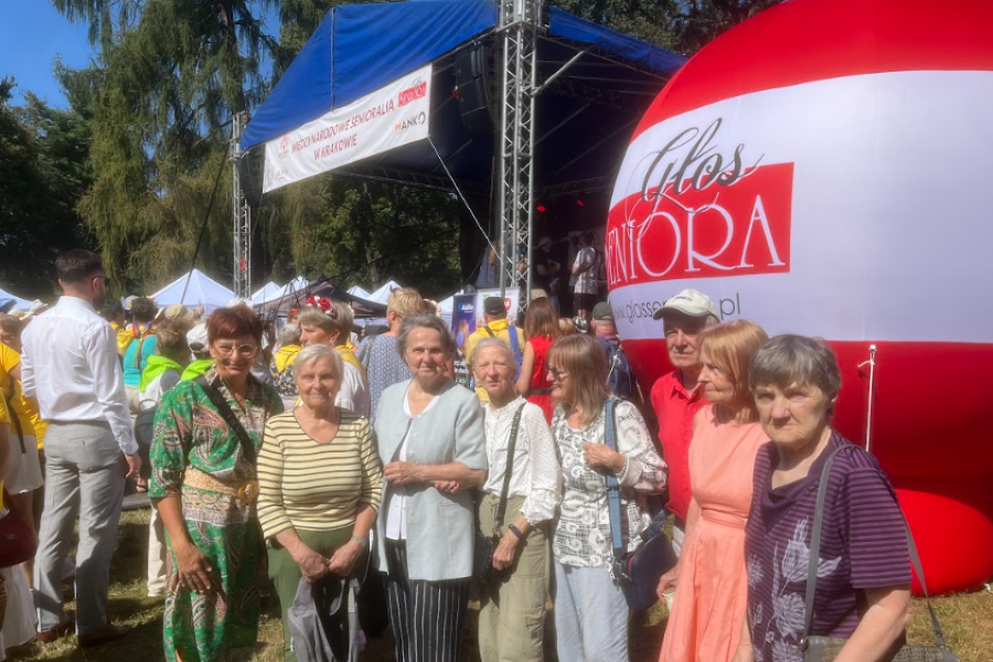 Grupa seniorów pod główną sceną