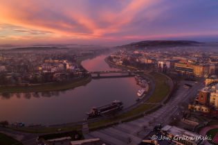 wisła zakole bulwary wschód słońca rano niebo miasto dron. Fot. Jan Graczyński