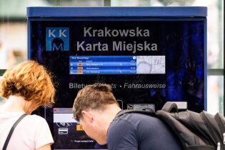 biletomat, krakowska karta miejska, bilet miesięczny. Fot. Zarząd Transportu Publicznego w Krakowie