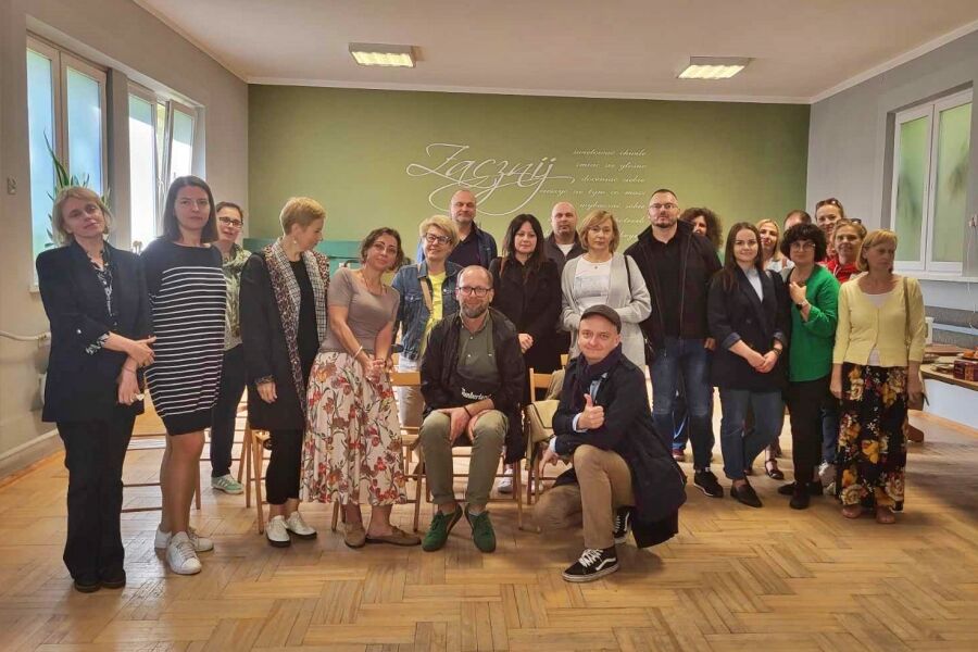 grupa osób pozuje do zdjęcia