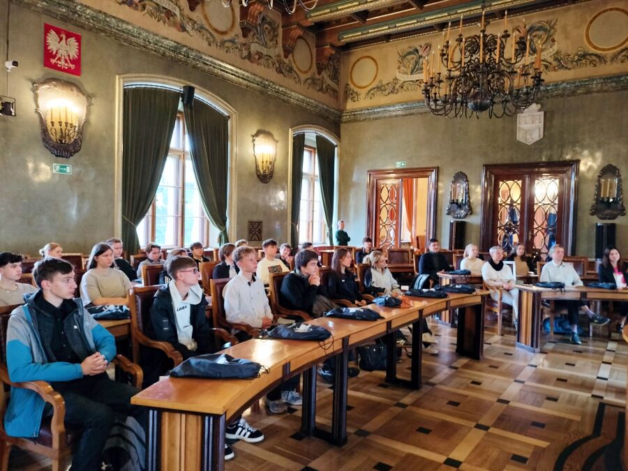 Wizyta młodzieży z Lipska w sali Obrad Rady Miasta Krakowa 3.10.2024