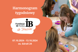 Grafika przedstawiająca z lewej strony napis na pomarańczowym tle: Harmonogram tygodniowy Fundacja IB Polska w Hucie, a z prawej zdjęcie dzieci w wieku przedszkolnym, przygotowujące biżuterię z korali