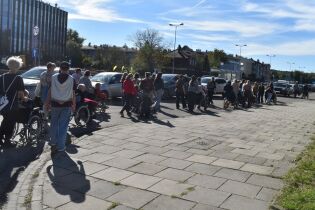 Młodzież 08.10.2024 Kilkudziesięciu mieszkańców i wolontariuszy idzie ulicą.