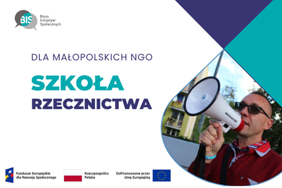 Zdjęcie przedstawiające mężczyznę mówiącego przez megafon, a z lewej strony napis na białym tle: Dla małopolskich NGO Szkoła Rzecznictwa.
