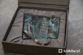 medal św. Krzysztofa. Fot. Bogusław Świerzowski / krakow.pl