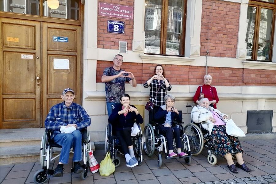 Mieszkańcy oraz pracownicy Domu przed budynkiem DPS w Krakowie ul. Radziwiłłowska 8.
