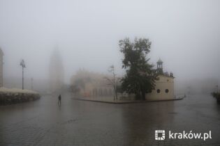 mgła rynek. Fot. Bogusław Świerzowski / krakow.pl