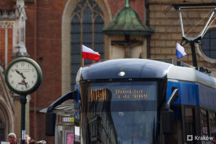 tramwaj flagi flaga. Fot. Bogusław Świerzowski / www.krakow.pl