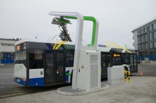 Stacja do ładowania autobusów elektrycznych przez pantograf na terenie Stacji Obsługi Autobusów Wola Duchacka.. Fot. MPK SA w Krakowie