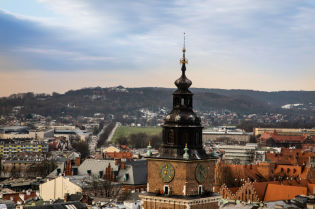 Widok na kopiec Kościuszki z wieży mariackiej.. Fot. Bogusław Świerzowski / krakow.pl