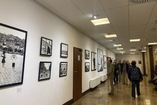 Siła fotografii 2024 Uczestnicy zapoznający się z wystawą Krakowskiego Klubu Fotograficznego „75 lat Nowej Huty”