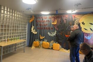 Koszmar na Kluzeka, czyli X Turniej Gier Barowych Uczestnik biorący udział w konkurencji obalanie puszek.