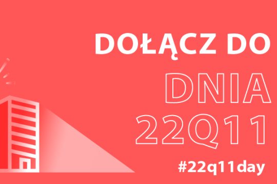 Grafika akcji społecznej zespół delecji 22q11. Czerwone tło i rysowany biała kreską budynek mieszkalny oraz napis Dołącz do dnia 22q11.  