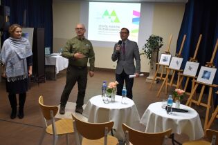 Wernisaż i prelekcja 20.11.2024 Prelegenci i Pan Dyrektor stoją przy sztalugach z akwarelami.
