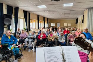Zajęcia muzyczne 21.11.2024 Kilkunastu mieszkańców wspólnie z terapeutą śpiewa piosenki.