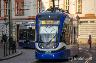 flaga biało-niebieska tramwaj 4 wzgórza krzesławickie. Fot. Bogusław Świerzowski