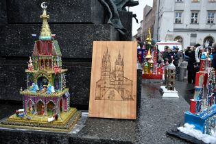 Konkurs Szopek 05.12.2024 Wśród kilku szopek na stopniach „Adasia” jedna wykonana techniką wypalania.