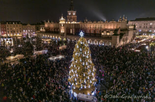 ¡Cracovia tiene el árbol de Navidad más bonito del mundo!. Foto Jan Graczyński