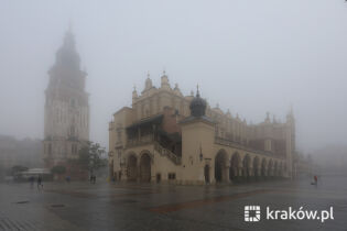 mgła, mglisty rynek, mgły, . Fot. Bogusław Świerzowski / kraków.pl