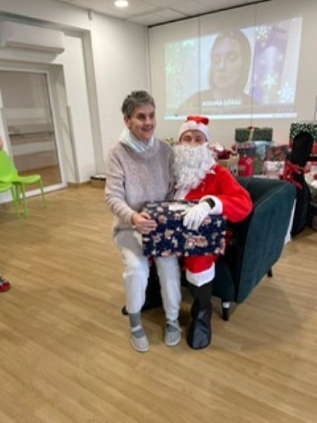 Mieszkanka siedząca na kolanach Św Mikołaja