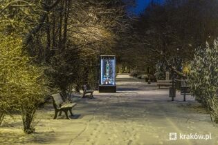 zima w Krakowie, ośnieżony chodnik, w tle szopka krakowska.. Fot. Jan Graczyński