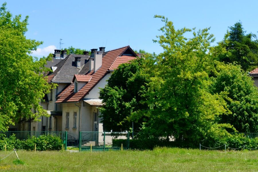 zdjęcie przedstawia budynki poszpitalne przy ul. Śniadeckich