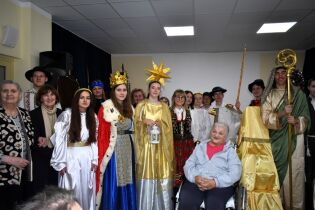 Jasełka 14.01.2025 Kilkunastu uczniów w strojach, Nauczycielka i mieszkańcy Domu