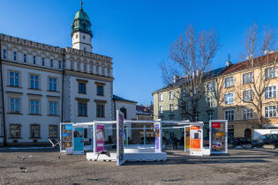 Pawilon mobilny prezydencji na placu Wolnica - widok ogólny . Foto P. Wojnarowski - Kancelaria Prezydenta UMK