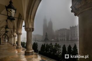 mgła, rynek, mariacki. Fot. Bogusław Świerzowski / krakow.pl