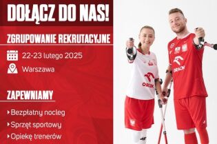 Czerwono-biały plakat, na którym znajduję się para zawodników obu płci AMP FUTBOLU.
Na plakacie widnieje data zgrupowania oraz szczegóły pobytu.
Na samym dole widnieją logotypy sponsorów.. Fot. Kraków Bez Barier