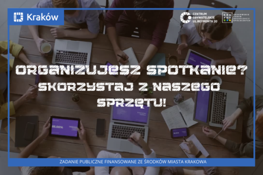 Zdjęciu wykonane od gór, jest na nim widok na ludzi pracujących na komputerach, siedzących wspólnie przy stole. Na środku widnieje napis informujący o możliwości korzystania ze sprzętu komputerowego. 