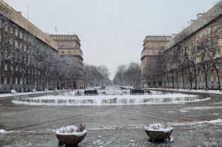 Aleja Róż w śnieżnej scenerii