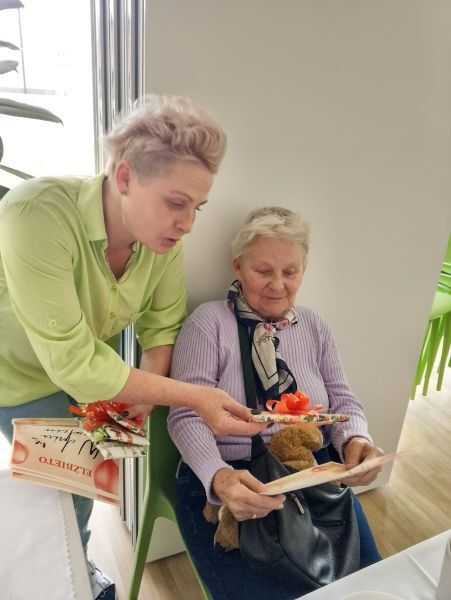 Mieszkanka przyjmująca  prezent urodzinowy.