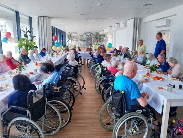 Zdjęcie grupowe uczestników imprezy urodzinowej.