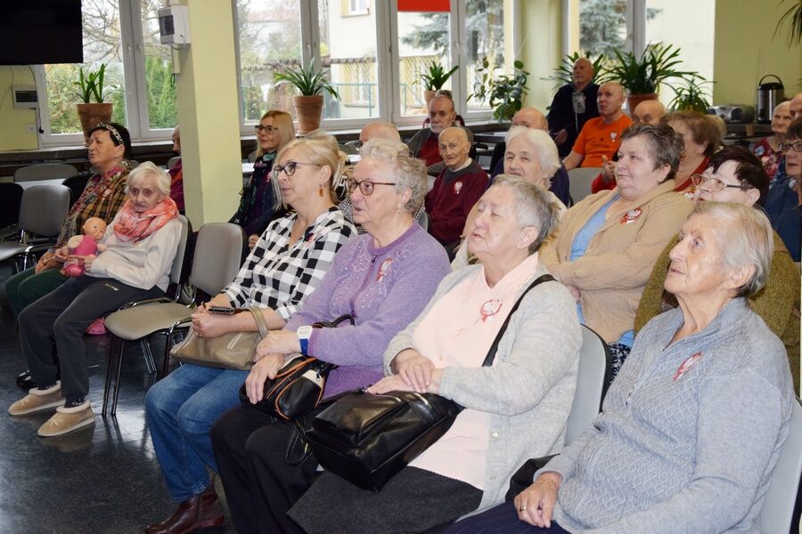 Uczestnicy spotkania w trakcie wspólnego śpiewania