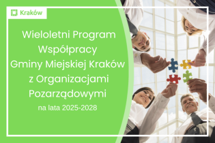 Grafika prezentuje informację: Program Współpracy Gminy Miejskiej Kraków z Organizacjami Pozarządowymi uchwalony na lata 2025-2028. Po prawej stornie znajdują się cztery osoby, które łączą puzzle.