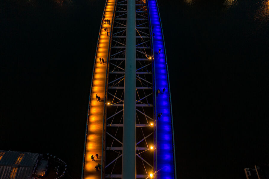 kładka o. Bernatka w barwach Ukrainy