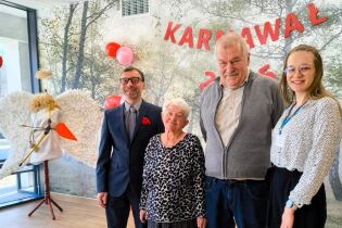 Karnawał 19.02.2025 Pan Dyrektor, terapeutka i dwoje mieszkańców pozuje do zdjęcia.