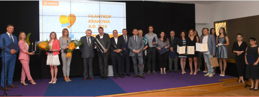 Zdjęcie [prezentuje grupę osób, laureatów konkursu Filantrop Krakowa 