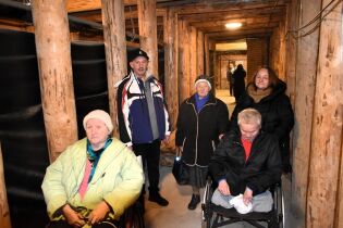 Kopalnia Soli „Wieliczka” 24.02.2025 Czworo mieszkańców i opiekunka na tle korytarza kopalni.