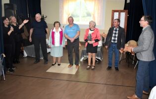 Przedstawienie 27.02.2025 Pięcioro uczestników Krakowskiego centrum Seniora wraz z Opiekunką i Reżyserką oraz Pan Dyrektor.
