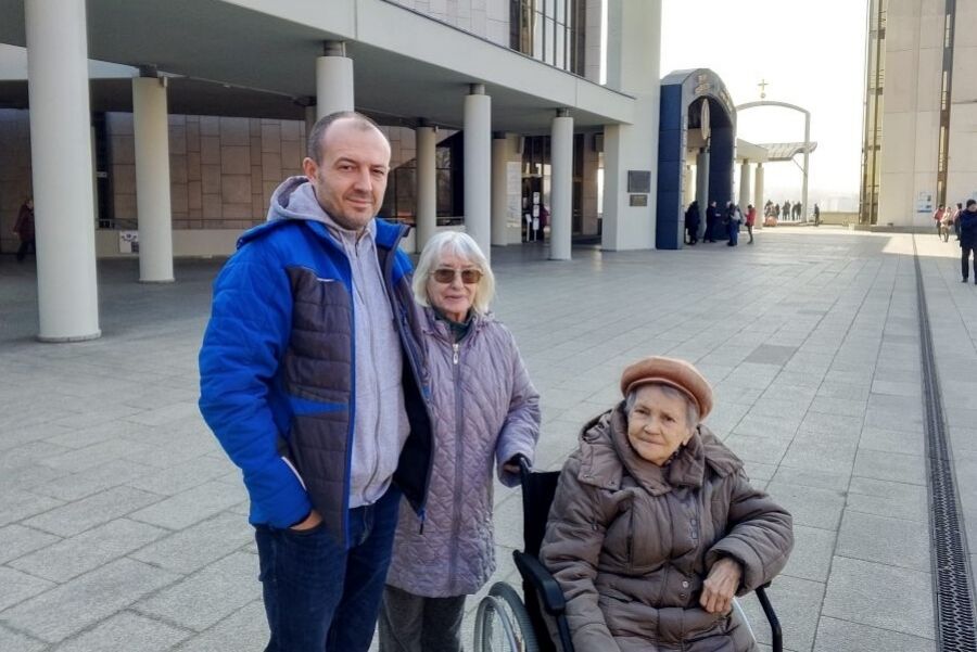 Msza św. z okazji Światowego Dnia Chorego. Mieszkańcy przed Sanktuarium Bożego Miłosierdzia w Łagiewnikach